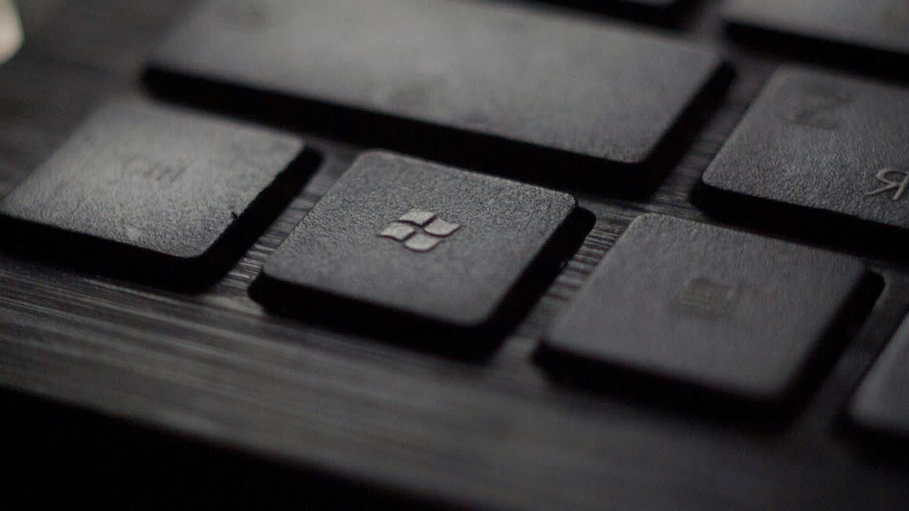 کلید Windows روی کیبورد رایانه.