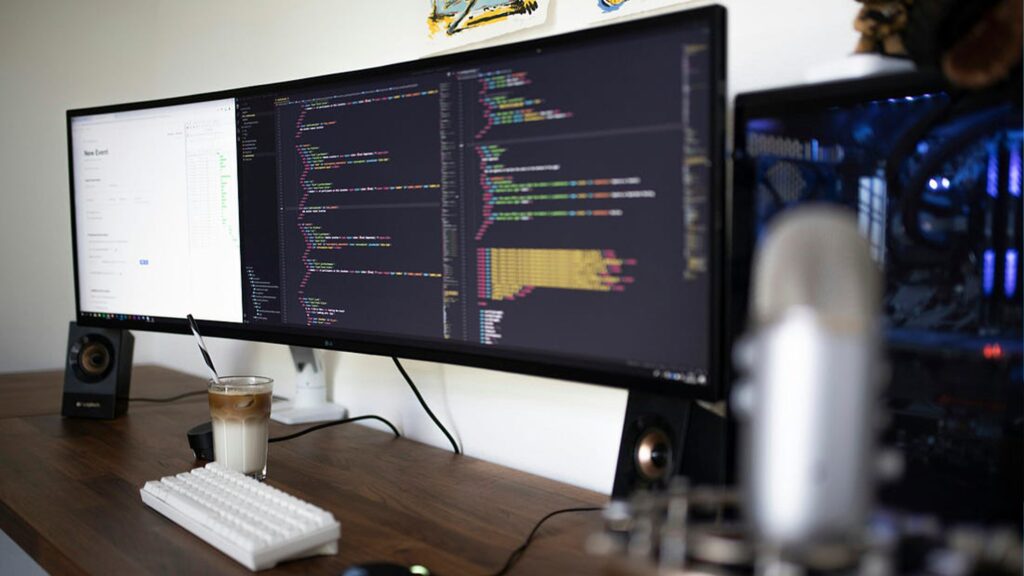 کامپیوتر و دو صفحه نمایش برنامهنویسی