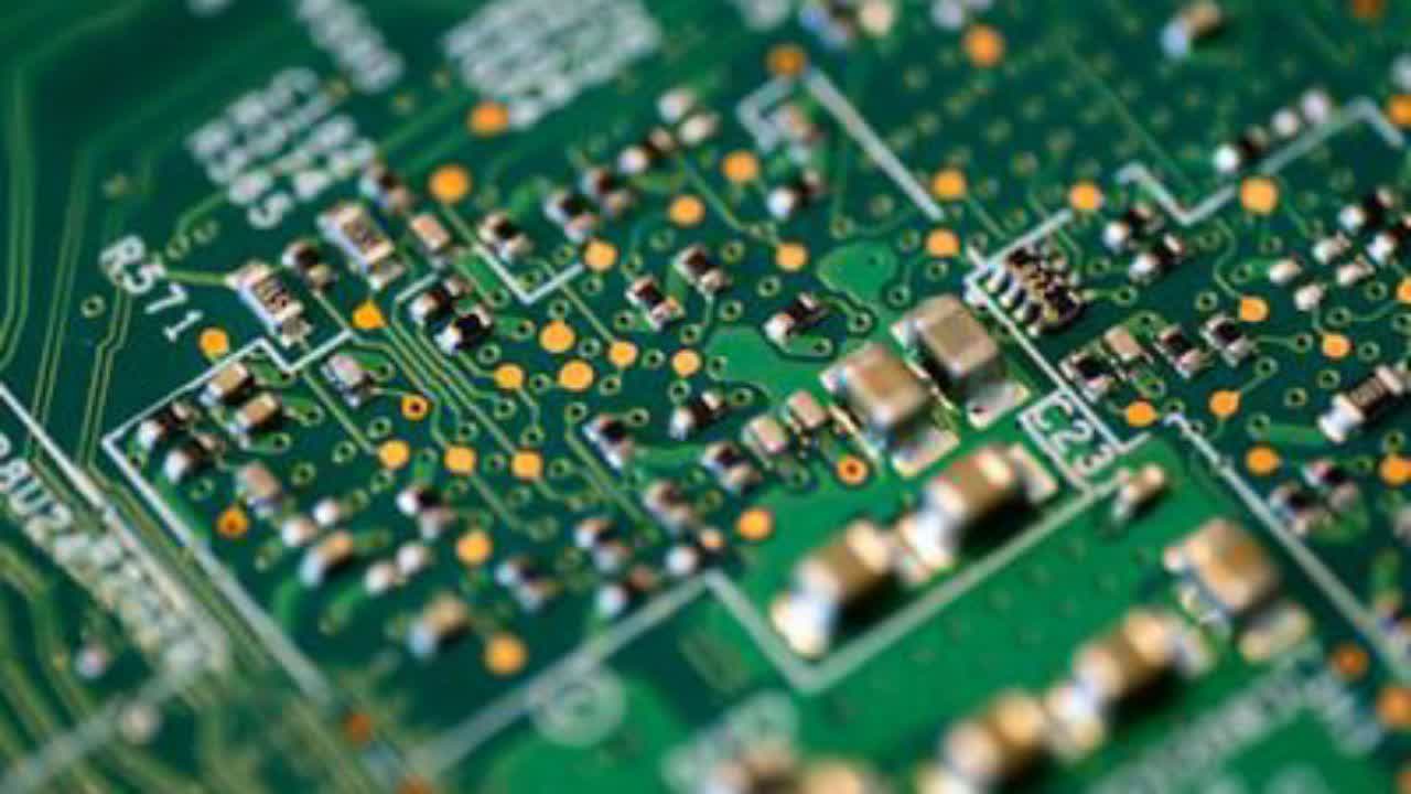 مدار الکترونیکی سبز و پر از قطعات.