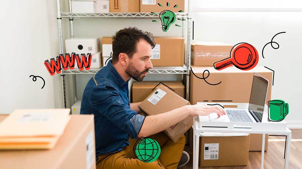 افراد در حال کار با لپ‌تاپ و جعبه‌ها.